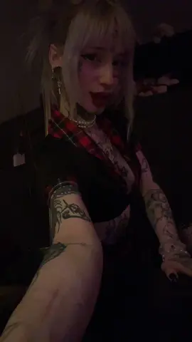 @lay my second account cause my livestream is temporarily blocked >.< #alternative #highschool #tattooartist #tattedgirls #lilpeep #kissedagirlandilikedit #vamps #gothboiclique 