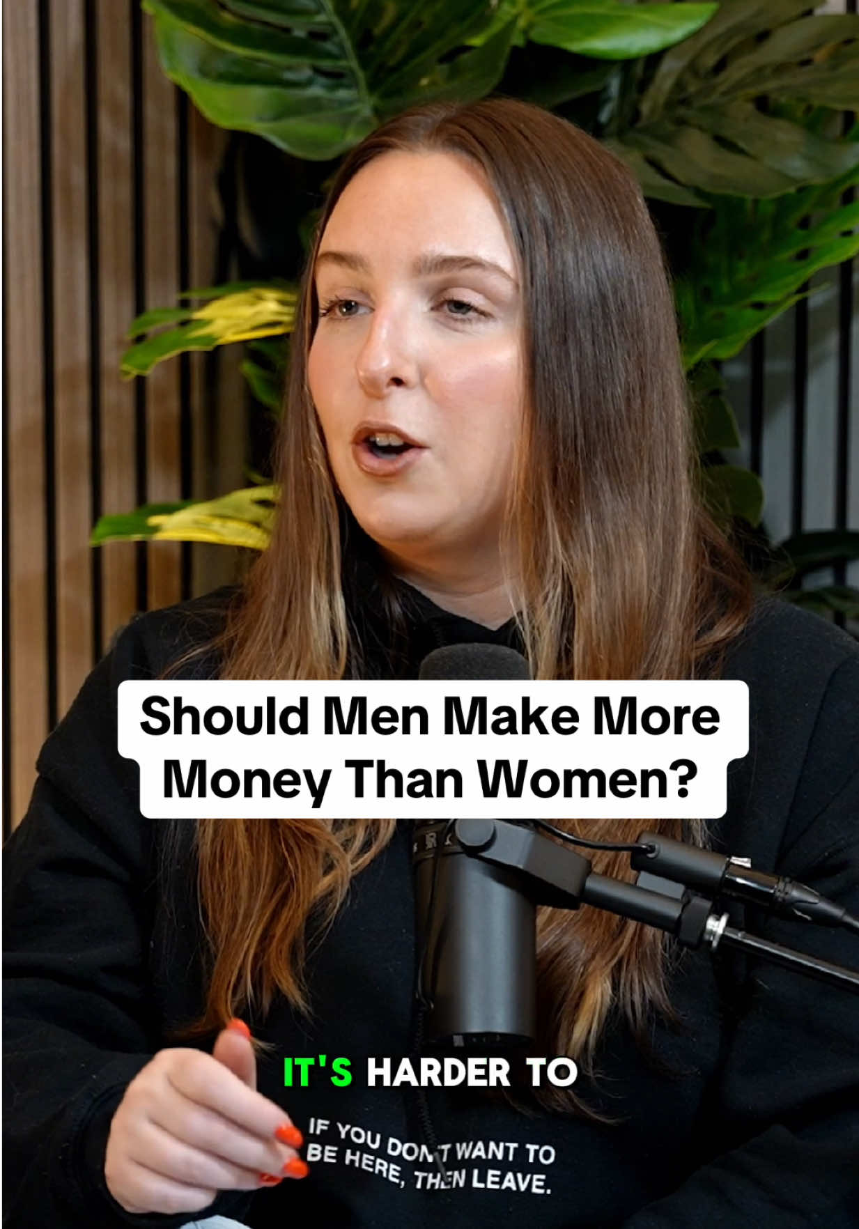 Should Men Make More $$$ Than Women? #podcast #couples #podcasts #podcastclips #bobbysolez #fyp #podcasting 