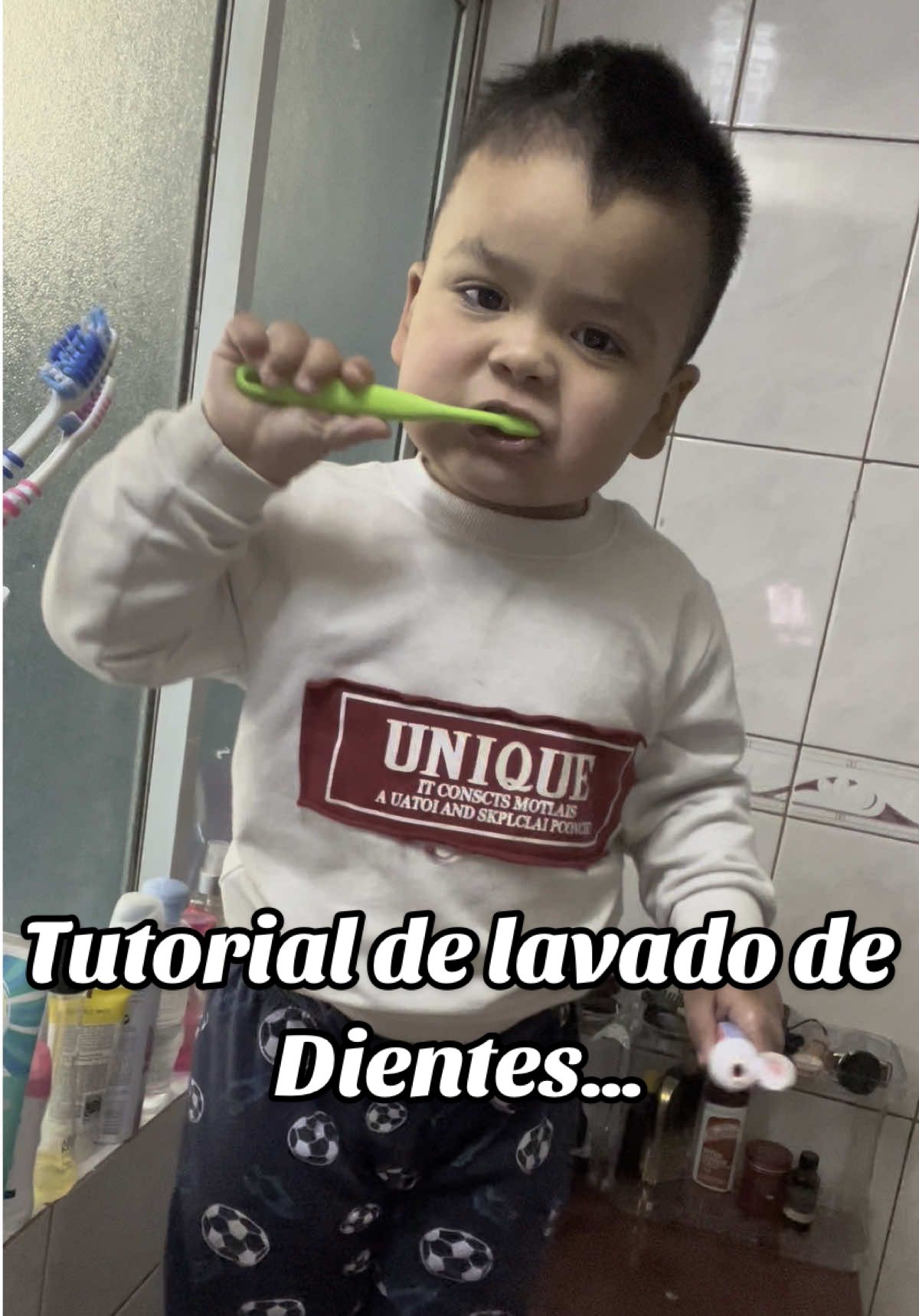 Lo importante es que lo hace y lo disfruta😂😂😎 #cepilladodental #bebesgraciosos #viralvideos 