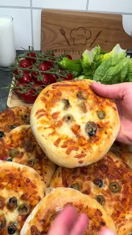 Börek😋                                                                        Teig: 1 Glas warme Milch  1 Glas warmes Wasser  1 El Zucker  1 El Hefe  1/2 El Salz  1 kg Mehl  1/2 Tasse Öl  1 Stunde ziehen lassen  Hackfüllung:  1 kg Hackfleisch  Rote/Grüne Paprika  1/2 El Salz  1/2 El Paprikapulver  1/2 El Pfeffer  1 El Frischkäse  1 El Tomatenmark  2 El Sweet Chili  Den Teig mit Ei und Öl Bestreichen  Ofen auf 250° Wenn ihr eines meiner Rezepte nachkocht, markiert mich gerne in eurer Story, ich werde euch reposten!🫶🏻 Viel Spaß beim nachkochen und guten Appetit! 🙋🏻‍♀️ #food #essen  #Mittagessen #Frühstühstück #dinner #lunch #breakfast #foodblog #yummy #lecker #koch #küche #2025 #sommer #sommer2025 #instafood #blogger #delicious #beautiful #foodpics #Abendessen #fyp #viral #einfacherezepte #schnellerezepte