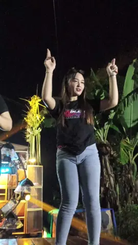 cindonya kediri punya😅 @yeni__4g  #dancersoftiktok #lewatberandafyp #karnaval2025 #blitar24jam #soundsystemjawatimur #viraltiktok #trending #ceksound #fyp 