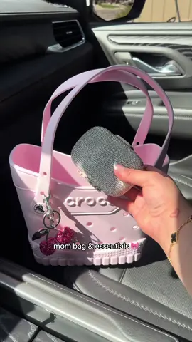 Bag Essentials 🎀 @Crocs #crocs #crocstote #pillypal #onthego #momessentials #momtok #momsover30 #summerbag #smalltotebag #totebag #bagessentials 