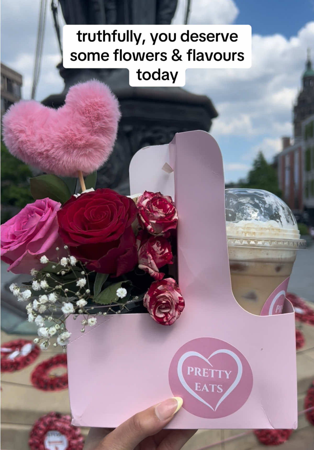 TREAT YOURSELF😍😍 #prettyeats #sheffield #flowers #flowerbouquet #foryoupage❤️❤️ #flowersandflavors #icedcoffee #flowerandcoffee 