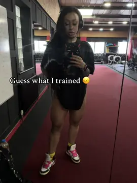 Guess what i trained? 👀 Actually filmed my full session today too so I will share that soon:) #gym #quads #bodybuilding #bodybuildermotivation #thickthighs 