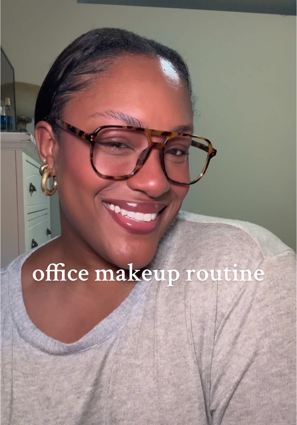 this routine is what I do every single time I go into the office 🤌🏾🤌🏾🤌🏾 Products used: @rhode skin glazing milk, pocket blush in juice box  @Summer Fridays sunscreen, dream lip oil in soft mauve  @REFY brow sculpt  @Iconic London blurring primer  @Saie super glowy gel in warmglow, soft-focus sculpting liquid bronzer in sail  @Kosas color corrector in fantasy  @MERIT Beauty perfecting complexion foundation and concealer stick  @Huda Beauty easy bake powder in peach pie  @Charlotte Tilbury airbrush flawless setting spray  @Hourglass Cosmetics liner in candid  #corporate #corporatelife #makeup #makeuptutorial #MakeupRoutine 