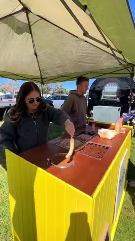 Esta chica convirtió una idea sencilla en un negocio rentable desde su casa. Congela bananas, las baña en chocolate suave y las decora con toppings irresistibles. Le cuesta menos de 40 centavos cada una… ¡y las vende como aperitivos, regalos o golosinas! Lo mejor: graba todo el proceso y lo sube a redes, donde no solo entretiene, también vende e inspira. Si estás buscando empezar algo con poco, esto te puede abrir los ojos. Yeah. #Hashtags  #NegocioDesdeCasa #EmprendeHoy #IdeasRentables #BananaPop #PostresCreativos #PequeñosNegocios #EmprendedoraCreativa #datoraro  Disclaimer:This information is taken from the internet which may or may not be true we do not want to spread any fake news. The content provided by this channel is meant for EDUCATIONAL PURPOSE only. Copyright Disclaimer:- Under section 107 of copyright Act 1976, allowance is made for FAIR USE for purpose such a criticism, comment, news reporting, teaching, scholarship and research. Fair use is as permitted by copyright statues that might otherwise be infringing. Non-profit, educational or personal use tips the balance in favor of FAIR USE.