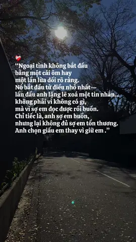 “Ngoại tình không phải lúc nào cũng bắt đầu bằng một cái ôm hay một cái hôn lén lút. Nó bắt đầu từ những điều nhỏ đến không ngờ—như lần đầu anh lặng lẽ xoá đi một tin nhắn, chỉ vì sợ em đọc được rồi buồn. Anh vẫn nói không có gì, chỉ là bạn, chỉ là xã giao… Nhưng nếu thật sự không có gì, tại sao lại phải giấu? Em không giận vì tin nhắn, em chỉ buồn vì từ lúc ấy, anh đã bắt đầu chọn cách giấu em thay vì giữ em.” #tamtrangbuon #honnhan #ngoaitinh 