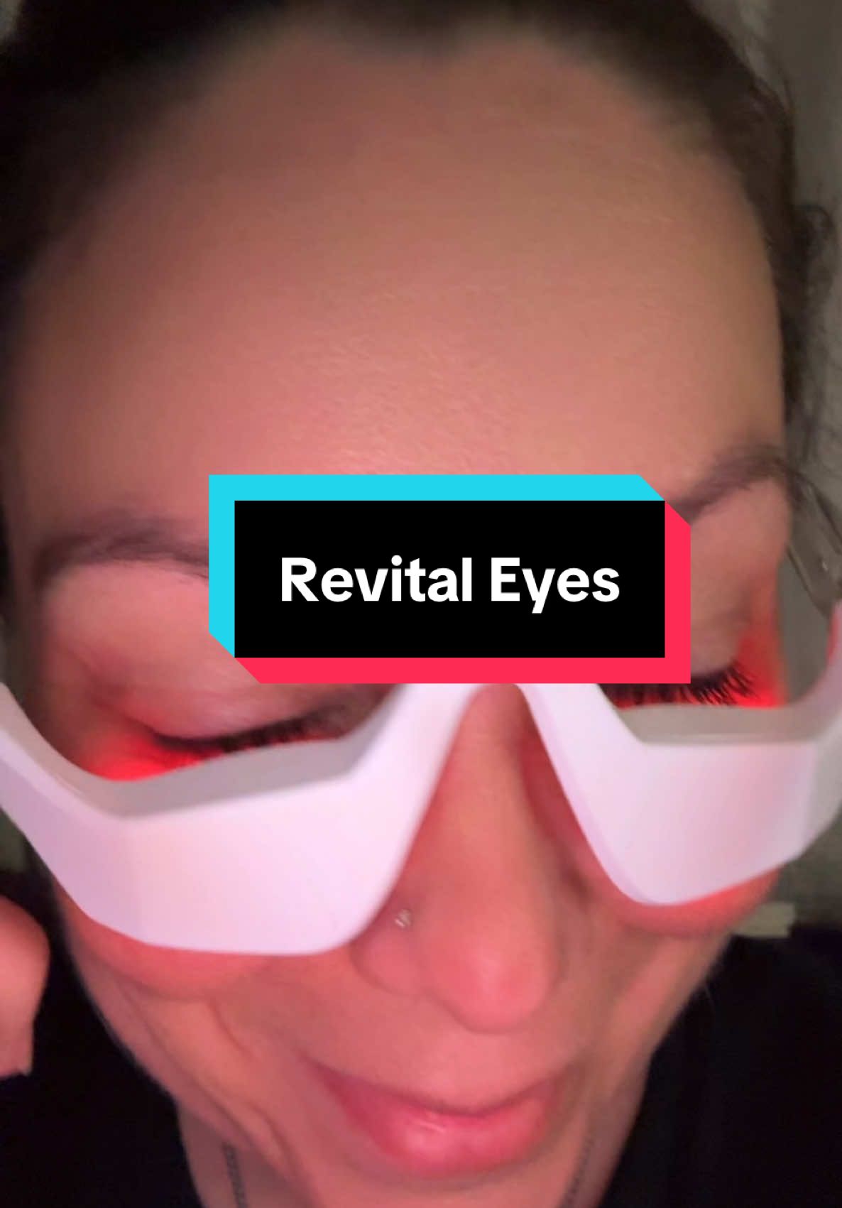 Revital eyes by @botaniqueparis for the win! 🏆 #revitaleyes #redlight #beauty 
