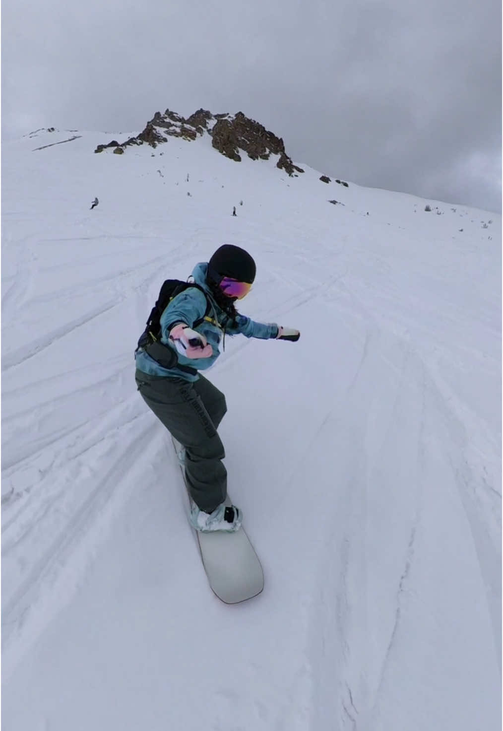 Fresh tracks in May @Mammoth Mountain 😩 absolutely spoiled and got a powder day after a weekend of sun and rain ☔️  . . #fyppppppppppppppppppppppp #fyp #foryoupage #snowboarding #mammoth #mammothmountain #thefinalbraincells #insta360 #freshpowder #freshtracks #dopesnow @insta360_official @Dopesnow @krista_haya 