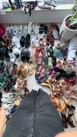 Pergunta que não quer calar, quantos pares de sapatos nos temos? (São para 3 pessoas)  Colocando tudo no chão fiquei apavorada com a quantidade, porém vão sair alguns para doação, porque não precisamos desse tanto né?  #sapateira #organizacao #organizacaodecasa 