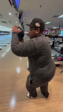 FE FI FO FUM 😭💀 #fyp #bowling #friends #funnyvideos #fail #foryoupage #trending #clips #laugh #explore #viral 