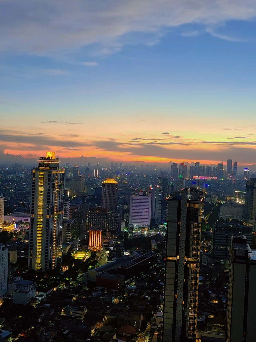 Matahari pamit dengan elegan di antara gedung-gedung Jakarta. Sunset di kota ini, selalu punya cara sendiri untuk memukau. #sunset #jakarta 