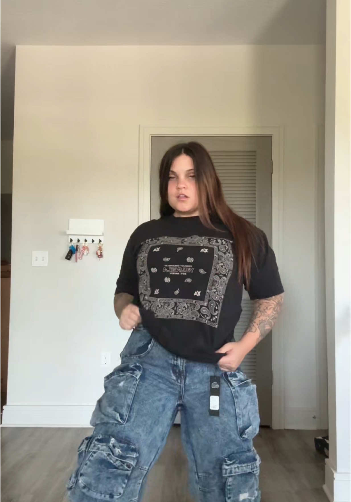 I LOVE THESE CARGOS 😍😍 I’m a short 5’2 and they fit amazingly  ##fyp##foryoupage##fashionnova