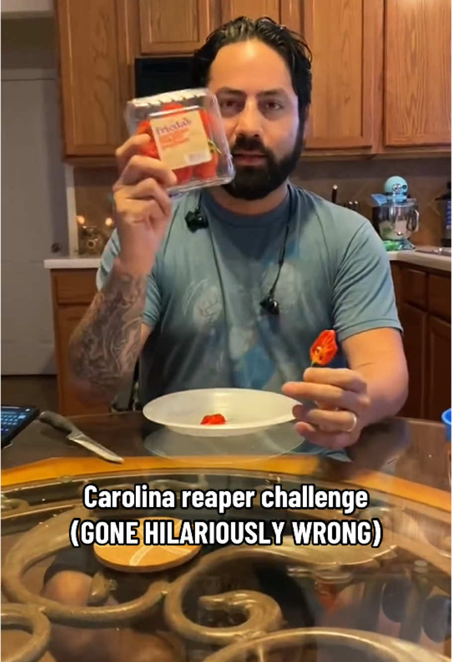 Eat the hottest chili in the world🌶️ scale (how spicy) cayenne pepper = 100 thousand. If this is the scale, it is 2.2 million #carolinareaper #hotpeppers #Foodie #americanfood #nycfood #foodreview #FoodTok #bestfood #foodporn #foodblog 