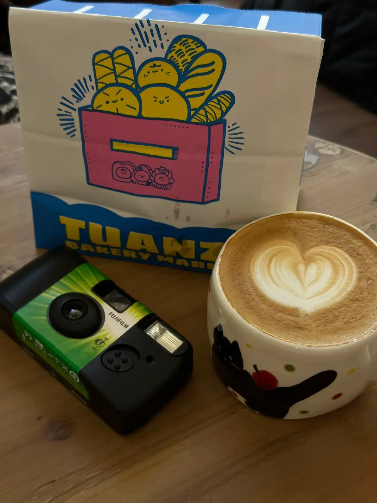 кофейня в Нанкине 团子 TUANZI BAKERY☕️ тут еще и милый корги встречает гостей 🥹🤏🏼 || больше о классных местах в нанкине в тгк: mintajin🥡 #китай #эстетика #рек #fyp #aesthetic #🇨🇳 #chinese #中国 #china 