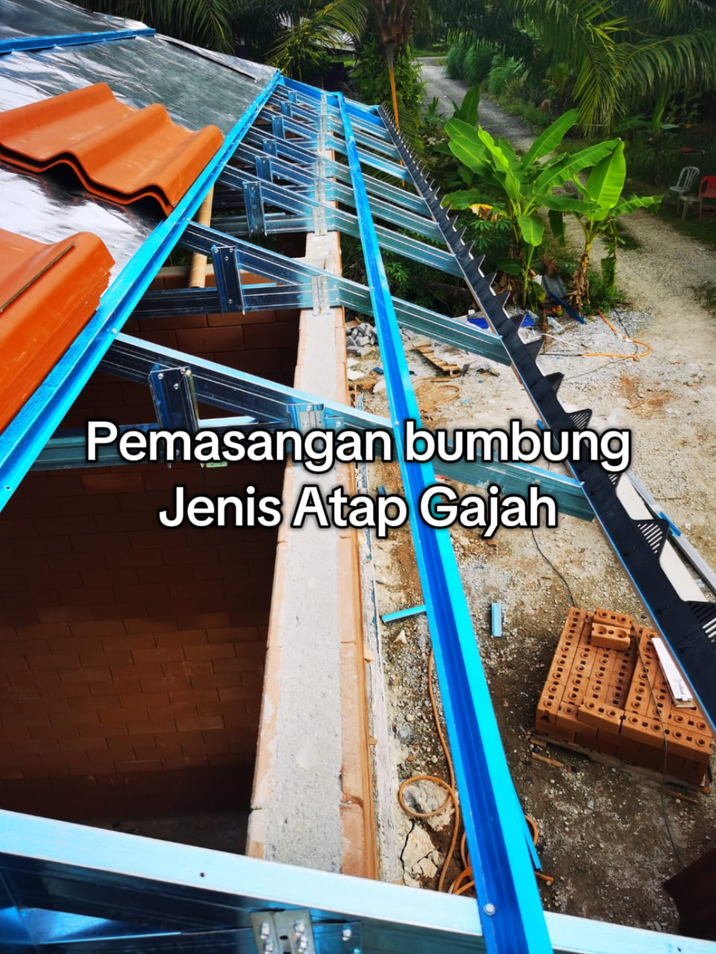 Pembinaan rumah IBS. 🏠🏠 Memang cantik padanan Atap Gajah dengan bata IBS. 🔥🔥 #CIDB #BANGLOIBS #RUMAHIMPIAN #KONTRAKTOR #TUKANG #RENOVATION #BANGLO #INTERLOCKINGBRICKS #BATAINTERLOCKING #BATAIBS #BATALEGO #SIRIM #FELDA #ATAPGAJAH 