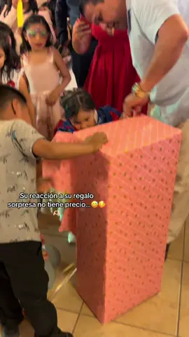 La niña más expresiva que verán el día de hoy.🥹❤️‍🩹 #regalosorpresa #3años #niña #risa 