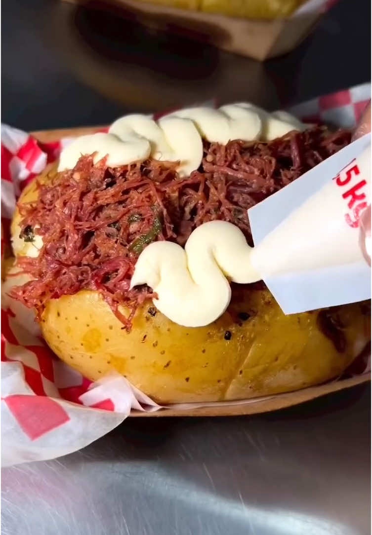 Batata Recheada de Carne Seca com Catupiry Sabor de roça com toque cremoso que derrete na boca! Perfeita pra jantar, vender ou impressionar! ⸻ Ingredientes: 	•	4 batatas grandes 🥔 	•	300g de carne seca dessalgada e desfiada 🐂 	•	1 colher (sopa) de azeite ou manteiga 🧈 	•	1/2 cebola picada 🧅 	•	2 colheres (sopa) de requeijão tipo catupiry (ou mais, a gosto) 🧀 	•	Queijo ralado pra gratinar (opcional) 🧀 	•	Sal, pimenta-do-reino e cheiro-verde a gosto 🌿 ⸻ Modo de preparo: 	1.Cozinhe as batatas com casca até ficarem macias. Corte ao meio e retire parte do miolo com uma colher (reserve). 	2.Em uma panela, refogue a cebola no azeite, junte a carne seca desfiada e o miolo da batata amassado. 	3.Adicione o catupiry e misture tudo até ficar cremoso. Acerte o sal e a pimenta. 	4.Recheie cada batata com essa mistura e, se quiser, cubra com queijo ralado. 	5.Leve ao forno pré-aquecido por 10 min (ou até dourar). ⸻ Dica da Vovó: Quer um toque especial? Coloque um fio de manteiga derretida por cima antes de servir! Fica incrível! ⸻ Gostou? Salva e compartilha com quem ama uma batatinha recheada de respeito! #BatataRecheada #ComidaCaseira #ReceitaDeVó #CarneSeca #Catupiry #receitatiktok 