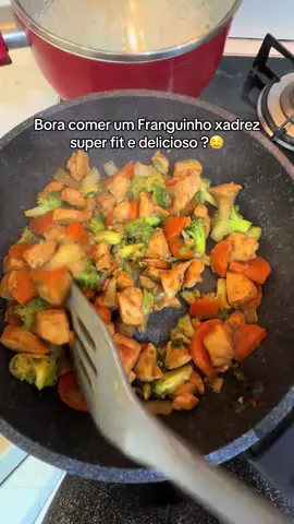Simples , delicioso e fit 😋😍 Ingredientes: * 500 g de frango em cubo  * Temperinhos : azeite / sal / pimenta do reino / páprica doce/ Edu Guedes  * 1 cenoura cozida  *  Brócolis  *  Meia Cebola  * 1 dente de alho  * Cebolinha a gosto  * Molho : Shoyu light 4 colheres de sopa/ 4 colheres de água / 1 colher de chá de maisena  #mudancadehabitos #receitasimples #receitafit #comida 