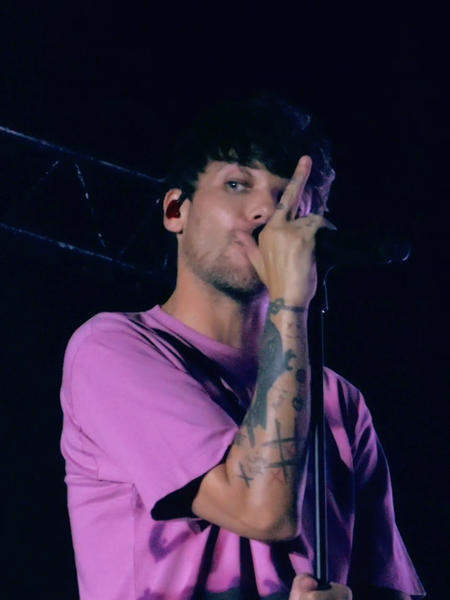 purple shirt was something else 🫠 #louistomlinson #louistomlinsonvideos #backtoyou #ltwt #faithinthefuture #livefromfest #istanbul #ilovehimihateit #louistomlinsonconcert #1d #yenikapi 