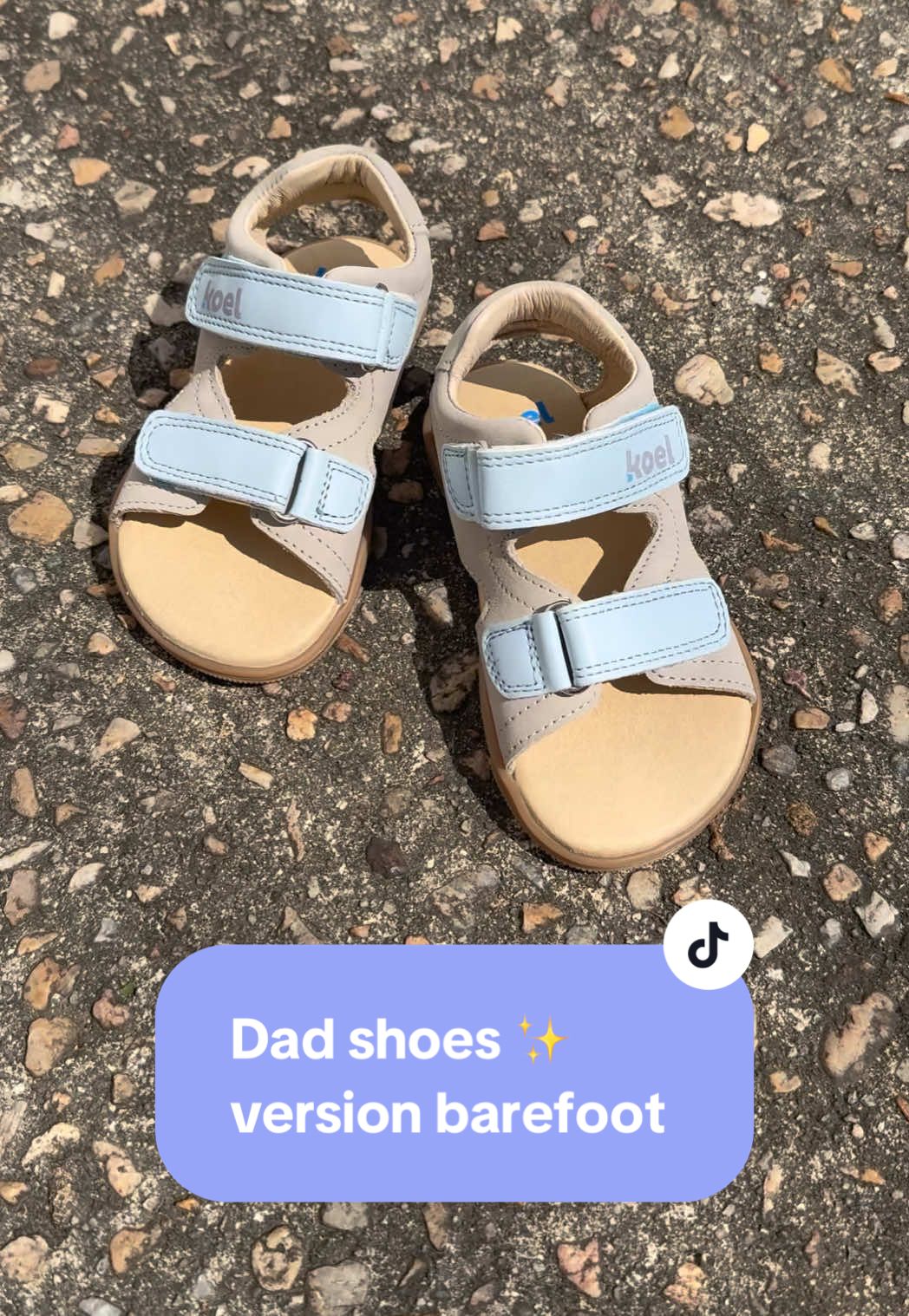 Tu connais les dad shoes ? C’est la tendance du moment, et elle existe en version barefoot pour les enfants. 😉 Le modèle Ova de la marque Koel imite les « sandales de papa » : un look casual et fonctionnel avec des scratchs. C’est une sandale très souple, avec une semelle plate, sans contrefort, large au niveau des orteils, super facile à enfiler et à ajuster.  Ton enfant va adorer les porter cet été ! Elles existent en 4 coloris du 24 au 33.  #petitspasdegeant #barefoot #chaussuresenfants #sandales #dadshoes #dadsandals #koelshoes #physio 