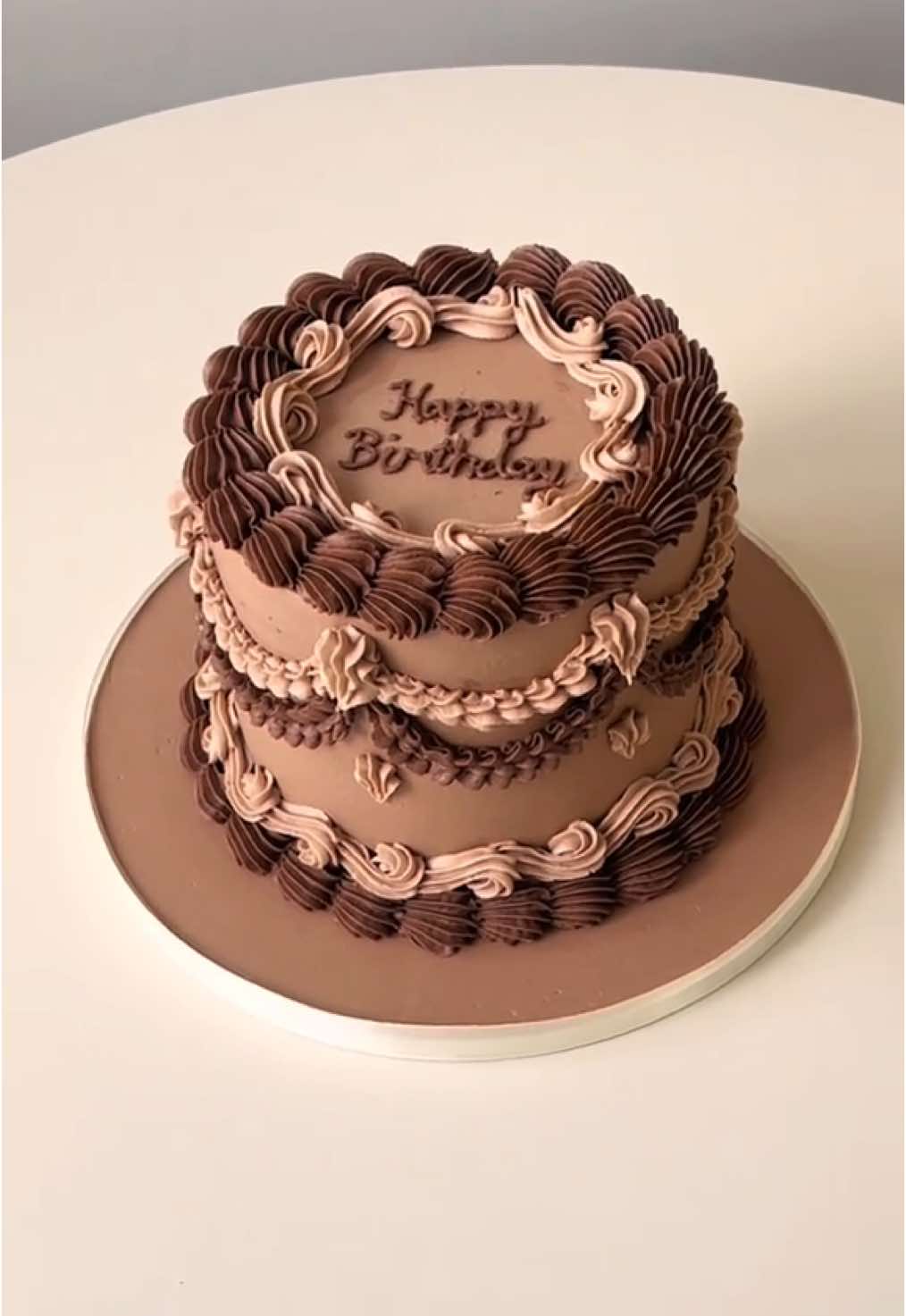 🤎🎂 #cake #cakedecorating #buttercream #caketok #birthdaycake #cakevideo #fyp #piping #lambethcake #vintagecake #chocolate 