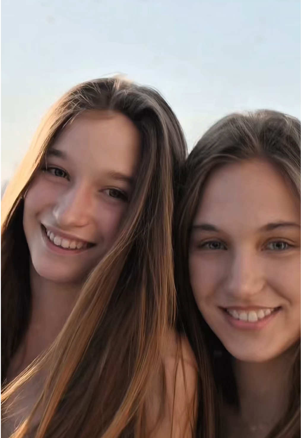 Amigas sonriendo bajo el sol #amistad #sonrisas #verano #amor