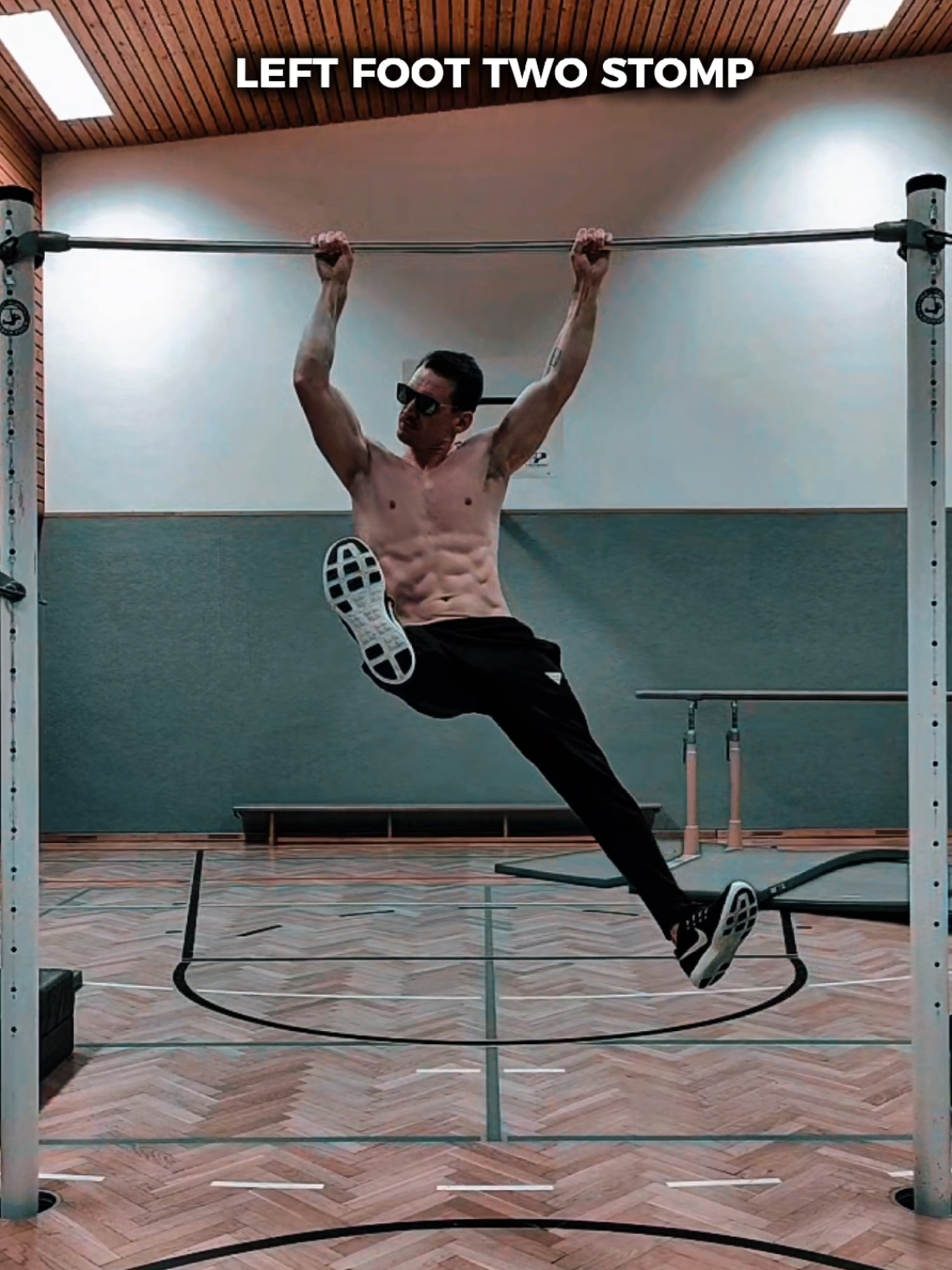 CROSS CROSS 15 😎🤖Robot Pull Up Dance! #robotics #robotdance #pullupdance #rightfootleftfoot #pullups #Fitness 