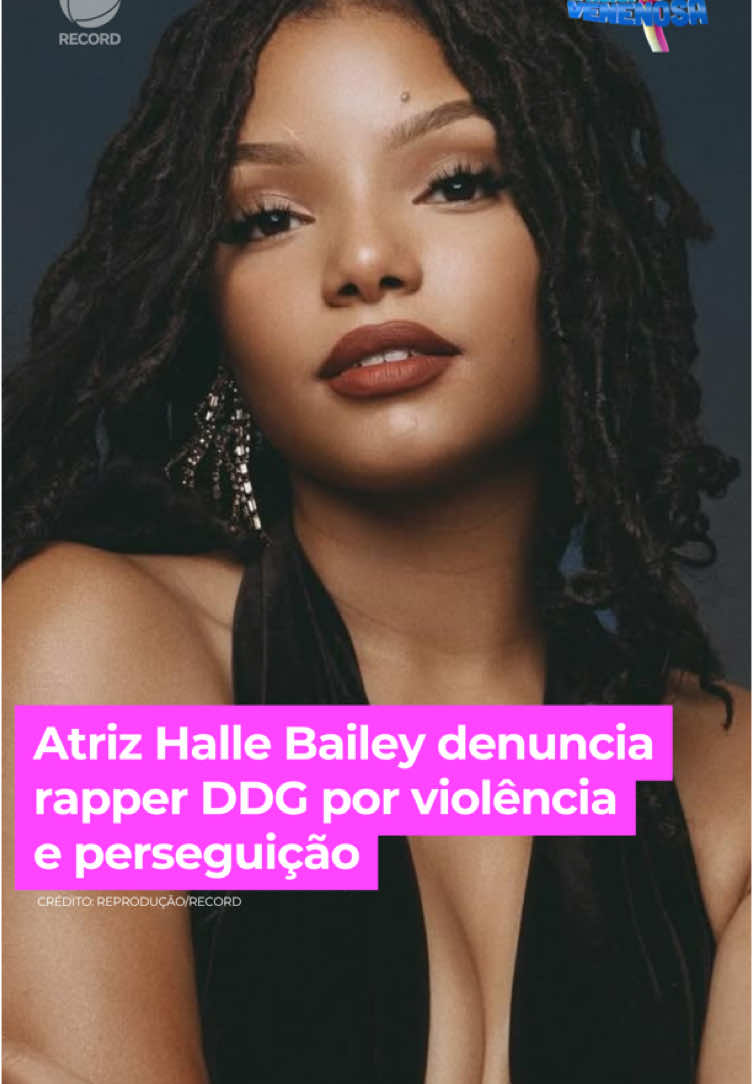 Halle Bailey, a Ariel do filme A Pequena Sereia, fez um boletim de ocorrência contra o ex-namorado, o rapper DDG. Ela o acusa de agressão física, perseguição, invasão de domicílio e terror psicológico. Segundo a atriz, DDG chegou a quebrar um dente, destruir a câmera de segurança da casa dela e roubar seu celular. Agora, ele está proibido de se aproximar de Halle e do filho dela, e não pode mais falar sobre os dois nas redes sociais 👀  👉 Assista à íntegra de #AHoraDaVenenosa em r7.com/ahoradavenenosa #BalançoGeral