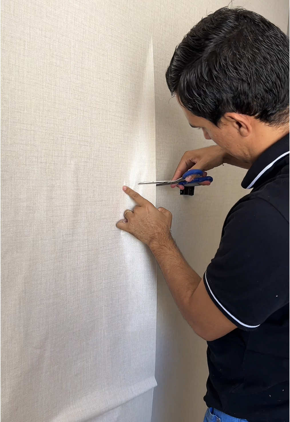 Sabe aquele detalhe que muda tudo sem roubar a cena? Esse papel de parede com textura de linho trouxe exatamente isso! Clean, elegante e com aquele toque de aconchego. Você vai querer colocar em todos os cômodos! #papeldeparedebrasilia #aguasclaras #brasilia 