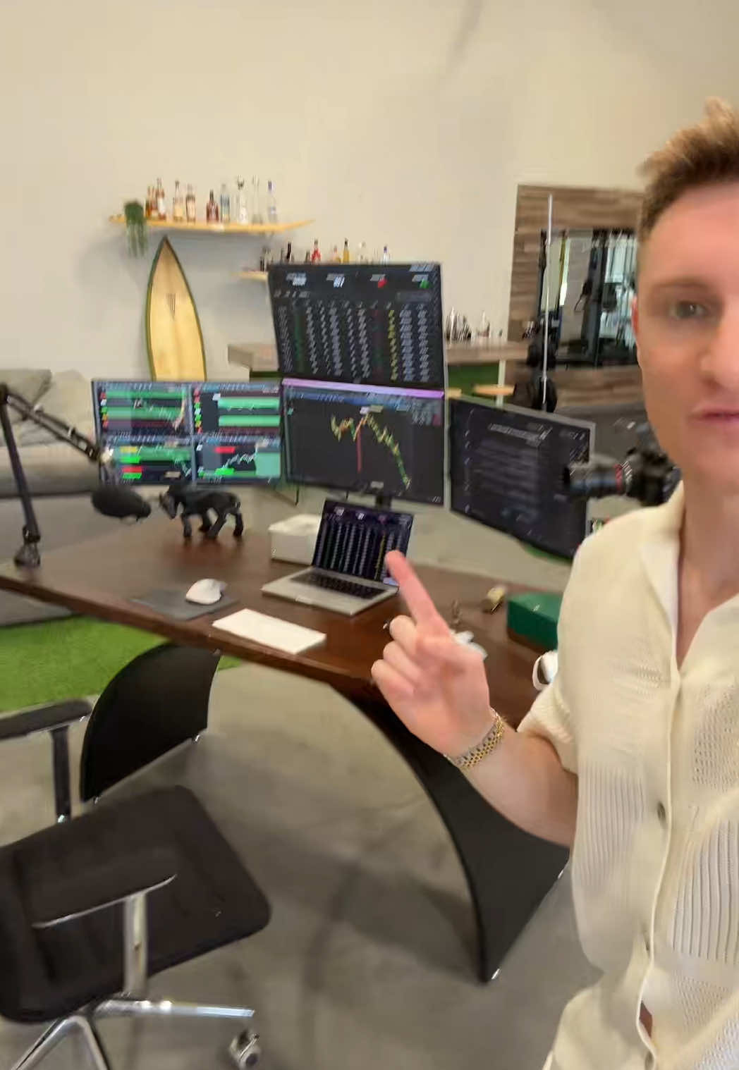 How I afford this at 22. Link in bio 🫡 #trading #stockmarket #office #fyp #stocktok 