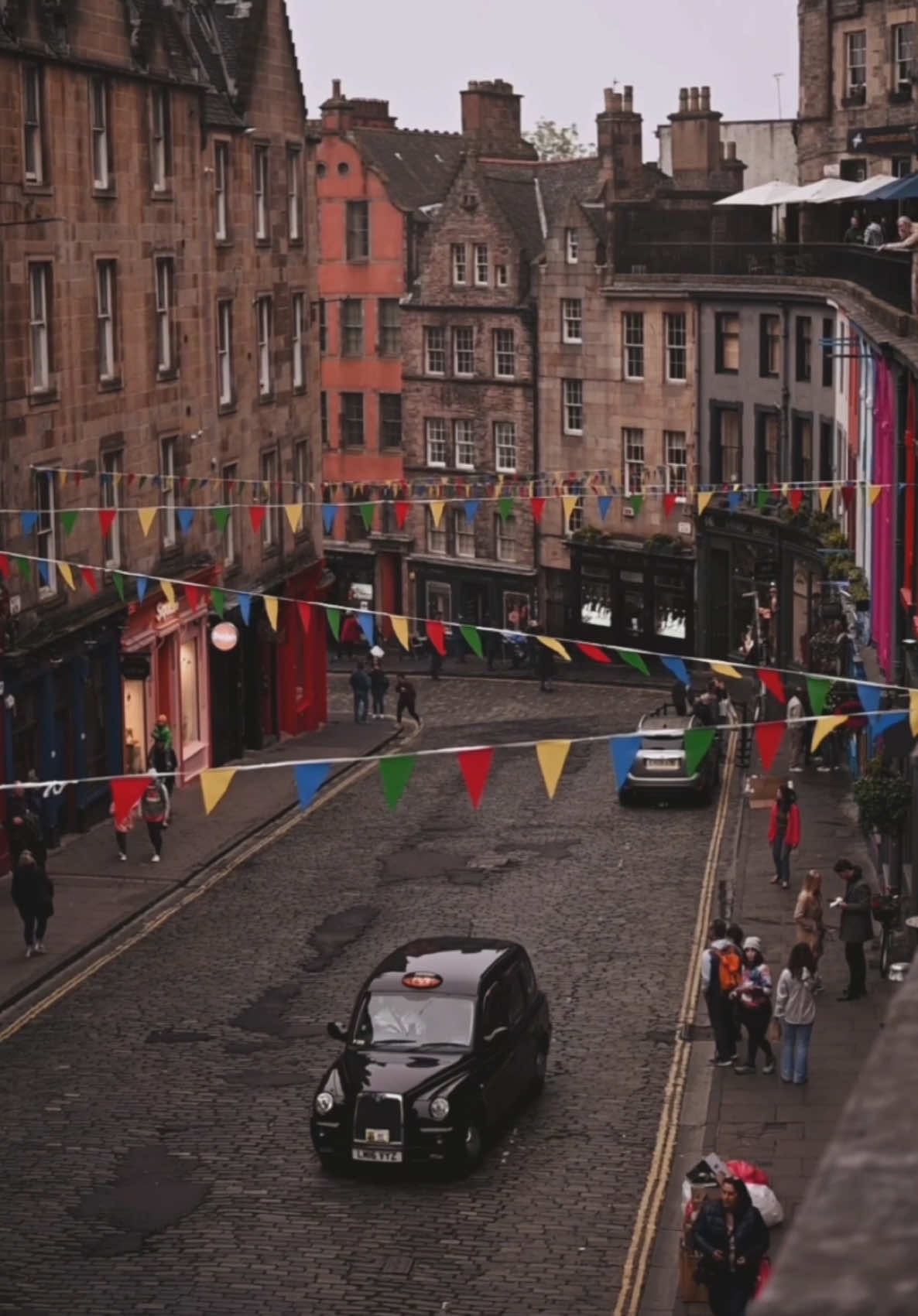 Visiting Edinburgh this summer? The Elephant House Cafe is a spot you won’t want to miss!!  Ice cold butterscotch beer, excellent lunch menu and the best views of Victoria Street for 8 window seats! But, which room will you choose? 💙♥️💛💚