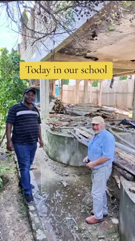 Today, Thomas from our association visited our school. He was able to inspect the progress of our construction site for the new classrooms and demonstrate a new sewing machine. #schulealtenburgerland #bildungfüralle #hilfsorganisation #education4kenya #schulpatenschaften #bildungmachtschule 