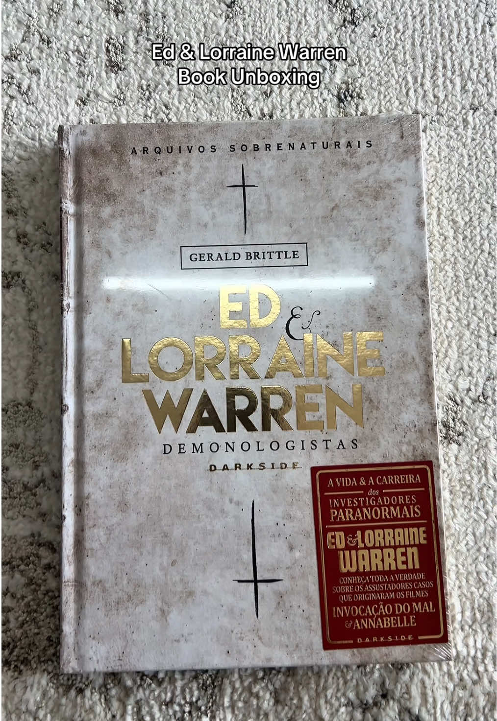 Unboxing desse livro maravilhoso 🖤 #fyp #foryoupage #book #theconjuring #invocacaodomal #warren 