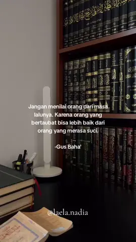 Jangan menilai orang dari masa lalunya. Karena orang yang bertaubat bisa lebih baik dari orang yang merasa suci. -Gus Baha' . . . #quotestory #quotesaesthetic #quotessantri #santri #pondokpesantren #santripondok #kitabkuning #islamic_video #islamic_media #fypviralシ #viralllllll 