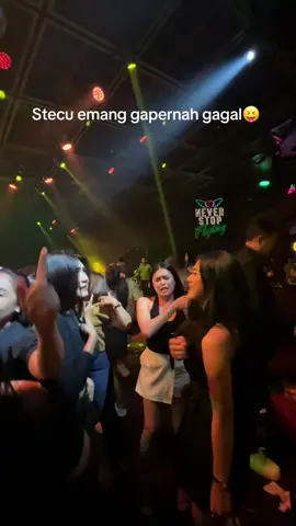 siapa yang gabisa diem kalo stecu udah dimainkan?🤣 #fypシ゚ #hwg #holywings #livehouse  #katakata #infokonser #party 