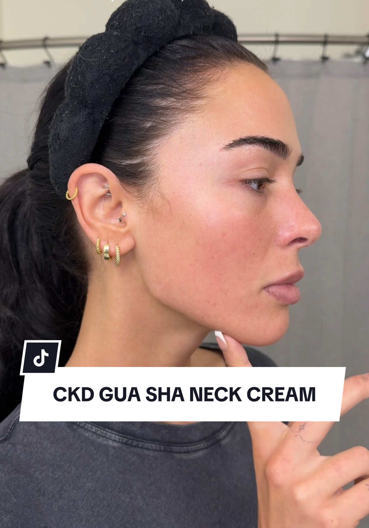 No gatekeeping—here’s the secret to a sculpted jawline! #ckdguaranteed #guashaneckcream #guasha#doublechin #jawlinecheck #snatchedjawline #retinocollagen #collagen #bloomkare @Bloomkare 