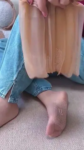 Kaos kaki penyelamatku ahha, lyah Karna pake ini kaki aku ga belang, trus suka ajah ngeliatnya jadi mulus hehe. yang aku pake warna coffe ya kak, best seller nya ada di warna kulit. yukk beli dikeranjang aku 10 ribuan ajah. punya ku premium punya shay. ga gampang robek.beli di keranjangku sekarang yuk #kaoskakitransparan #kaoskakimurah 