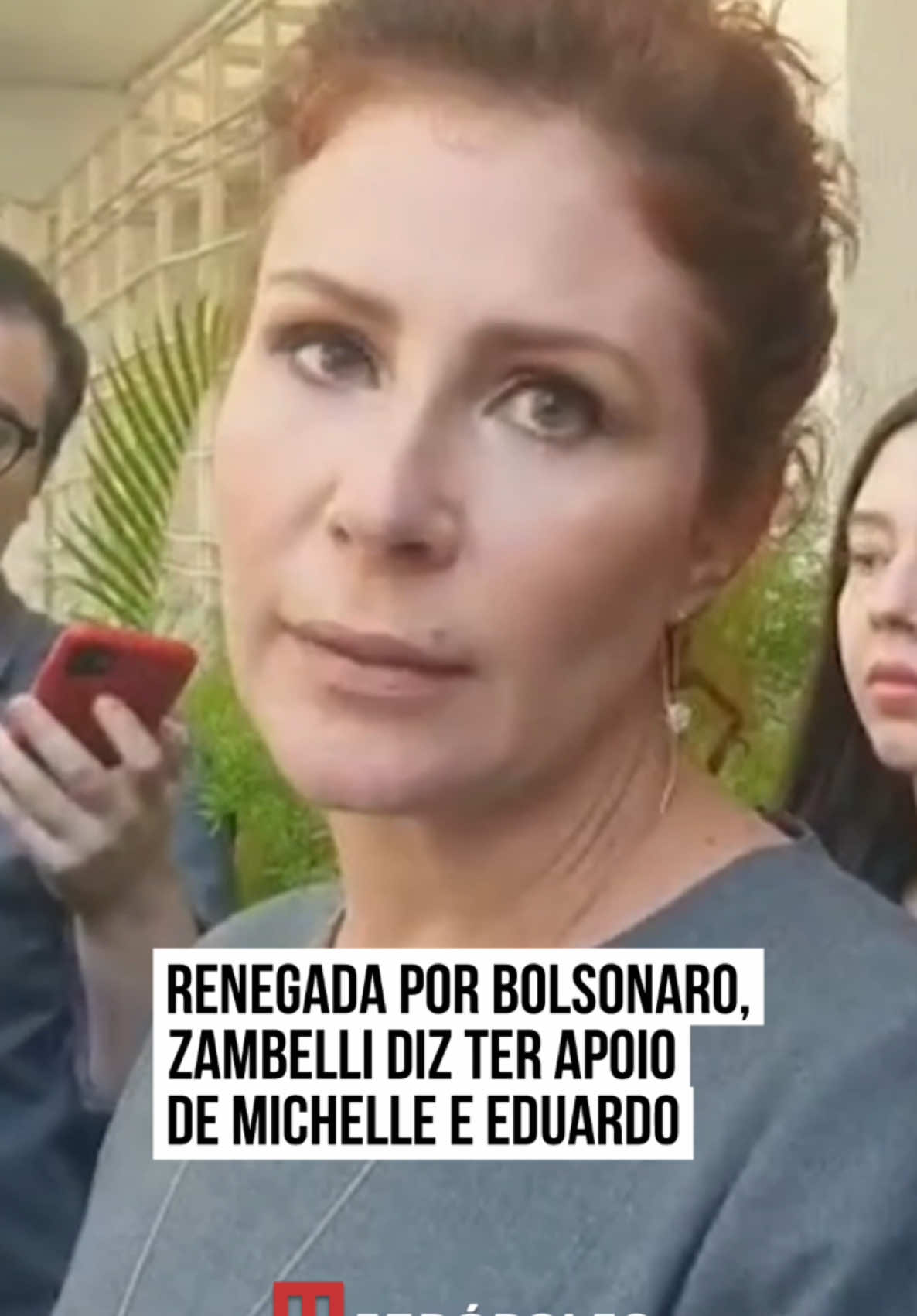 Condenada à prisão em regime fechado pelo Supremo Tribunal Federal (#STF), a deputada federal #CarlaZambelli (PL-SP) disse nesta quinta-feira (15/5) que não esperava acolhimento do ex-presidente Jair #Bolsonaro (PL). No entanto, segundo a parlamentar, os filhos do ex-presidente, Flávio e Eduardo, demonstraram apoio à deputada. A ex-primeira-dama #MichelleBolsonaro também teria acolhido Zambelli. “De um tempo para cá, eu não esperava ser acolhida. Numa situação, como a que a gente está, é difícil você esperar o acolhimento das pessoas. Mas eu sei que eu tenho acolhido a família. A Michelle já me procurou, Flávio Bolsonaro, Eduardo Bolsonaro já comentou meu caso”, disse Zambelli. Na quarta-feira (14/4), Zambelli foi condenada a 10 anos de prisão por falsidade ideológica e por ter participado da invasão do sistema do Conselho Nacional de Justiça (CNJ) junto com o hacker #WalterDelgatti Filho, também condenado pelo crime. Eles teriam publicado um mandado de prisão falso do ministro do STF Alexandre de #Moraes, assinado pelo próprio magistrado. Em março, os ministros do STF já haviam formado maioria para condenar Zambelli por 5 anos e 3 meses de prisão em regime semiaberto por porte ilegal de arma porque apontou uma arma e perseguiu um homem pelas ruas de São Paulo, na véspera das eleições de 2022. A deputada ainda foi condenada, em janeiro, à cassação em uma ação do Tribunal Regional Eleitoral de #SãoPaulo (TRE-SP). A ação por desinformação eleitoral foi movida pelo PSol. #TikTokNotícias 
