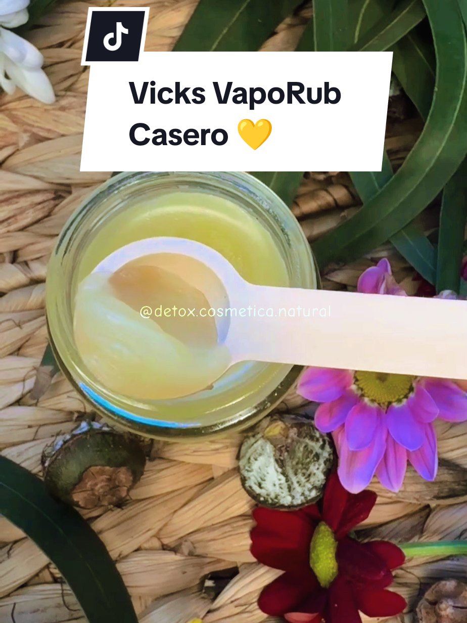 🙌🌿 Mi versión del Vicks VapoRub (natural, efectiva y sin químicos agresivos) ✨ Ingredientes: 30 g de manteca de karité 20 ml de oleomacerado de eucalipto 4 g de cera de abeja 1 gota de vitamina E (como conservante antioxidante) 6 gotas de aceite esencial de eucalipto radiata 4 gotas de aceite esencial de ravintsara 3 gotas de aceite esencial de abeto balsámico 3 gotas de aceite esencial de menta piperita 🧪 Modo de preparación: 1. En baño María, derrite la cera de abeja junto con la manteca de karité. 2. Al finalizar, agrega el oleomacerado de eucalipto. 3. Fuera del fuego, deja enfriar un poco y añade la vitamina E y los aceites esenciales. 4. Mezcla bien y vierte en un frasco de vidrio. 5. Deja solidificar antes de cerrarlo. 🧴❄️ 🌙 Modo de uso: Aplica una pequeña cantidad en el pecho, la espalda o la planta de los pies, preferiblemente antes de dormir. También puedes aplicar debajo de la nariz (en pequeñas cantidades) para descongestionar. 👃💨 ⚠️ Precauciones: 🚫 No usar en menores de 6 años 🚫 Evitar contacto con ojos y mucosas ✅ Haz una prueba de sensibilidad antes del primer uso 🚫 No usar en embarazadas o lactantes 🧊 Conservar en un lugar fresco y oscuro 🌿 Beneficios naturales: •Este bálsamo ayuda a descongestionar las vías respiratorias, aliviar la tos y mejorar la respiración durante el sueño. 😴💚 •Eucalipto radiata: descongestionante suave y eficaz •Ravintsara: antiviral que refuerza las defensas •Abeto balsámico: calma la tos y reduce inflamación •Menta piperita: refresca y despeja al instante Cuídate con opciones naturales en épocas de resfriados y cambios de clima. 🤧🌬️🍃 #VapoRubCasero #CosméticaNatural #RemediosNaturales #RespiraMejor #SinQuímicos #BálsamoRespiratorio #Aromaterapia #HechoEnCasa #CuidadoNatural #SaludConsciente #VidaNatural #DIYSaludable #InviernoNatural