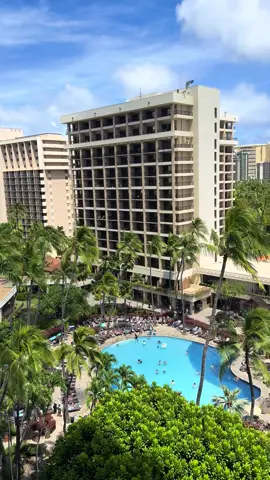 Here’s to my amazing mama for getting through the worst 6 months of chemo. You earned this 💅 #waikiki #waikikibeach #oahu #paradise 