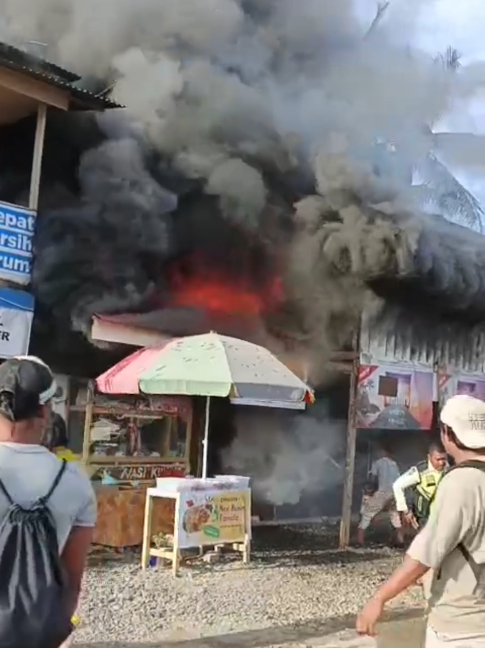 Semoga tidak ada korban jiwa, juga terimakasih untuk rekan-rekan karyawan yang ikut bantu memadamkan.  #kebakaran #fypシ゚ 