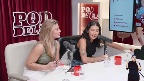 Uma Garfe atrás da outra 😂😂 1.Diz ser a maior fã  2.chama de Ana Estela, erra três vezes o nome 3. E ainda diz que adora aquela música com aquele moço Gostoso!?  Esse sem dúvidas é o pior de todos, é inadmissível!😂😂 ♪ ♪ ♪ #anacastela #dudabertelli #poddelas  #Foryou #forpage