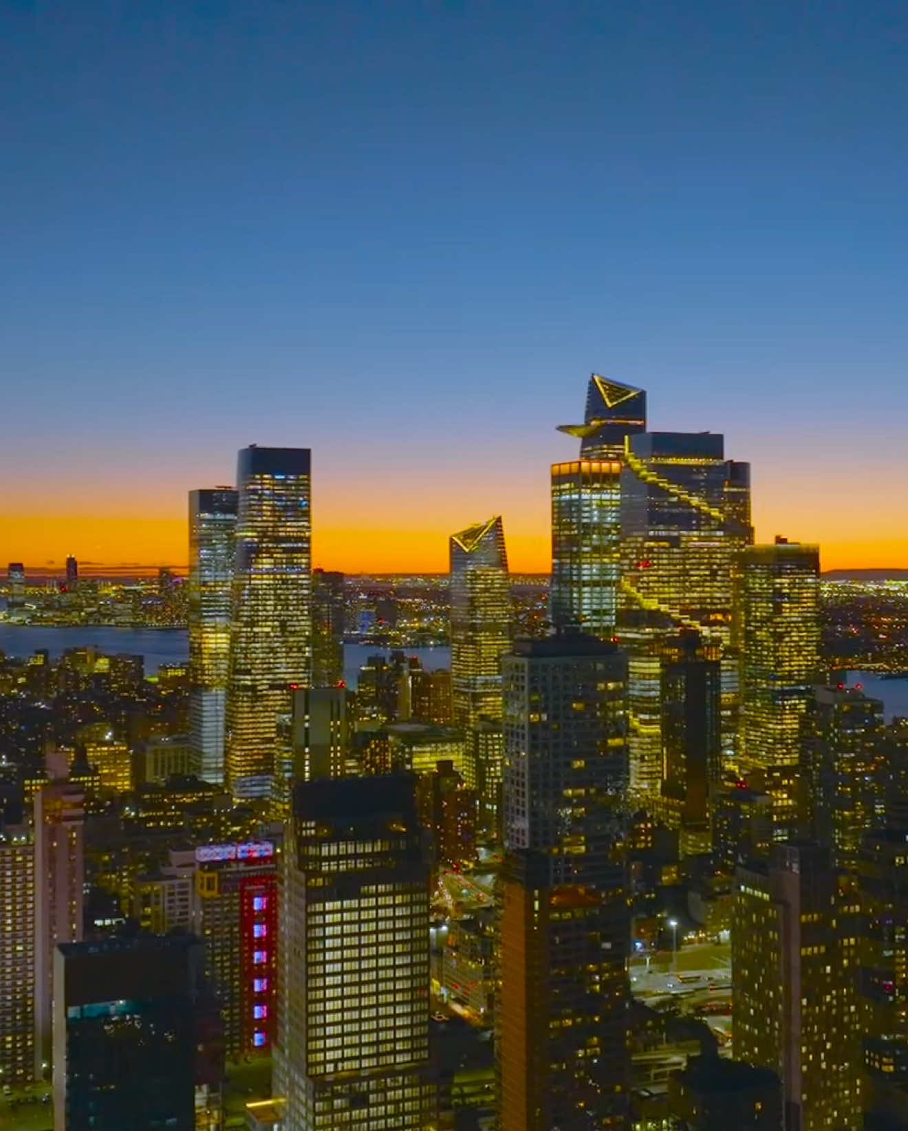 🌆🗽 . . . . . . . . . . #nyc #newyork #newyorkcity #newyorker #manhattan #dji #djiglobal #drone #dronevideo #dronelife #manhattanview #sunset #cinematic #conematography #newyorkers 