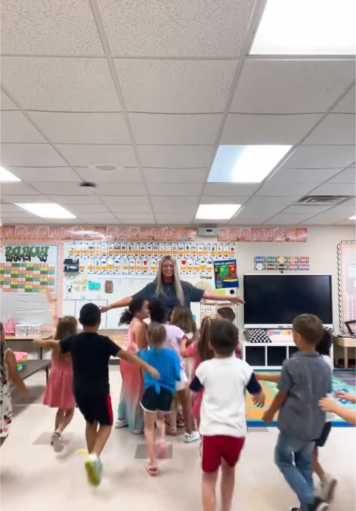 always the hardest goodbye… #kindergarten #lastdayofschool #littles #teacher #teachersoftiktok #memories #hugs 