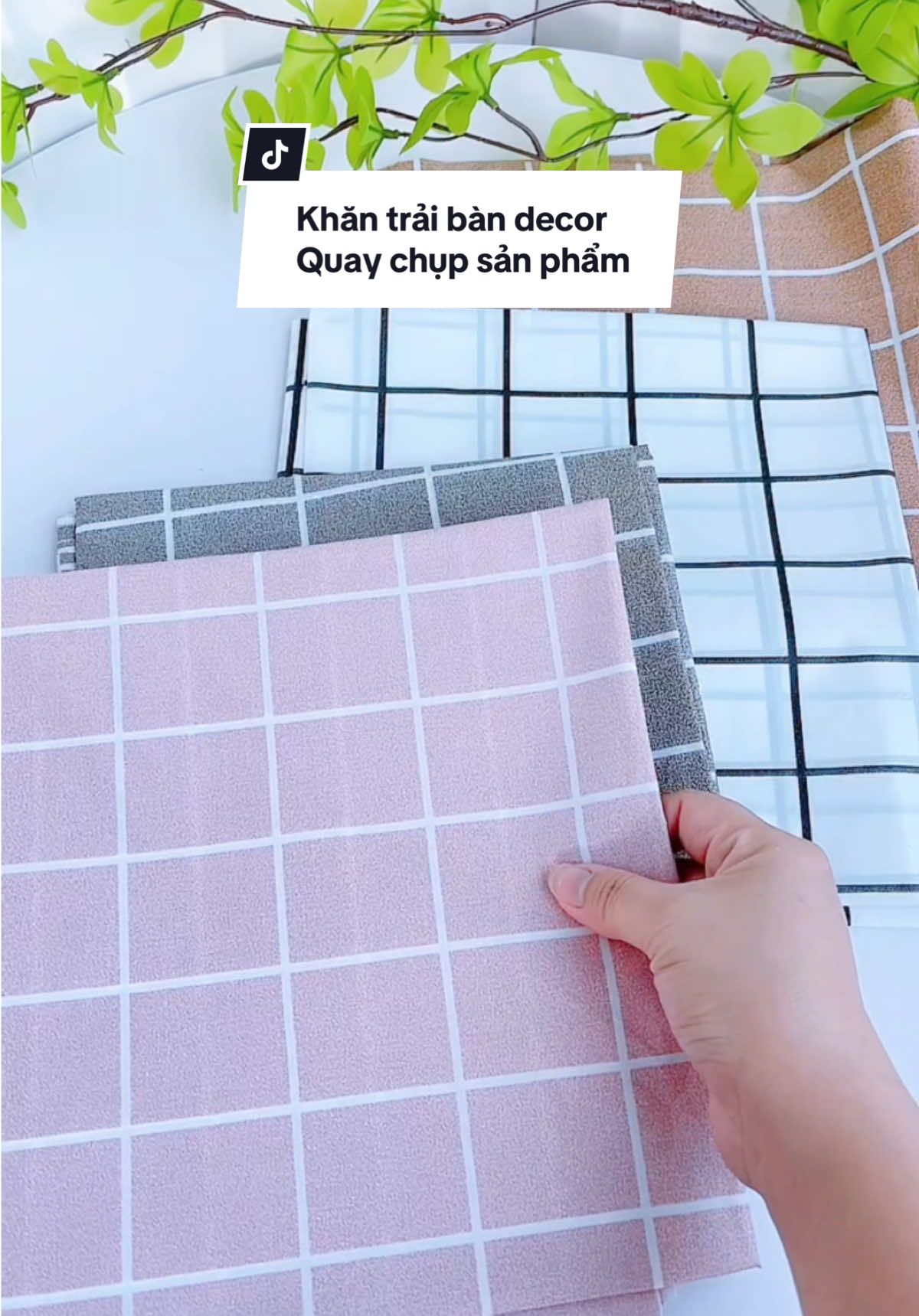 Các mẹ bỉm làm tiktok mà hay quay mẫu sản phẩm có giống tui không, chứ nhà tui là màu nào cũng có rồi đó #khantraibandecor #tamtraisanpvc #mebimsua #lamtiktok #affiliate 