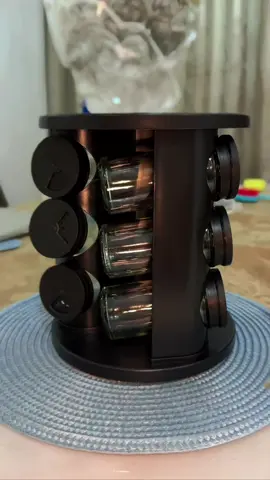 Dê uma olhada em Porta Condimentos Temperos Giratório Potes Vidro Tampa Dosadora Preto por R$46,46 - R$55,90. Compre na Shopee agora! https://s.shopee.com.br/1VmfUXu7Cp#shopee @Shopee Brasil 