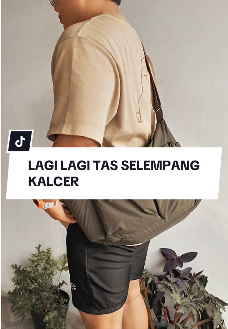 Slingbag multifungsi waterproof. tas paling bisa dilibatin untuk semua aktivitas. Harga sangat affortdable! material bahan nya premium bangett ini☝🏻😮‍💨  #slingbag #tasselempang #tasmultifungsi #taswaterproof #tasantiair #skenaoutfit #kalcer 