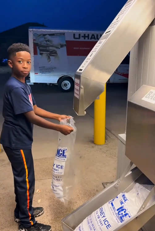 lce machine drama moment😂🧊#usa #funny #funnymoments #fyp #funnyvideo #haha #icemachine 