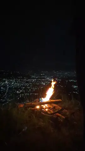 malam sampaikan aku rindu  #camping #bukitpandawa #malanghits #batu #setyaagustina #apiunggun🔥 